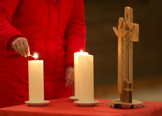 kleiner Altar mit Holzkreuz